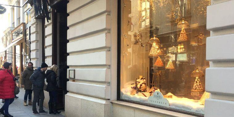 Interactive christmas window display by Wellen, Prague