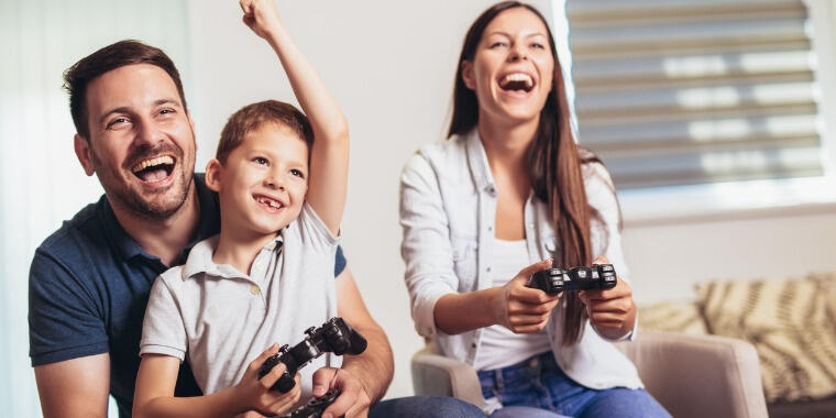 konsol oyunu oynayan aile