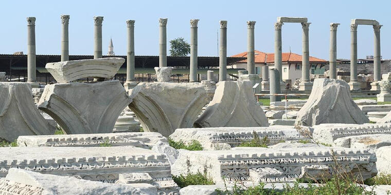 İzmir'i Tarihi Antik Kalıntılar Eşliğinde Keşfedin