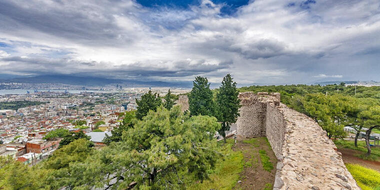 İzmir'i Tarihi Antik Kalıntılar Eşliğinde Keşfedin