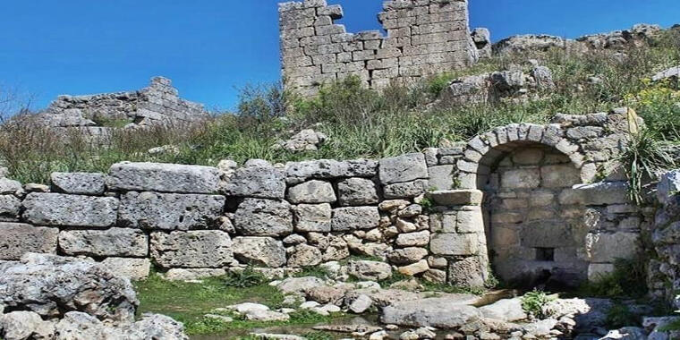 İzmir'i Tarihi Antik Kalıntılar Eşliğinde Keşfedin