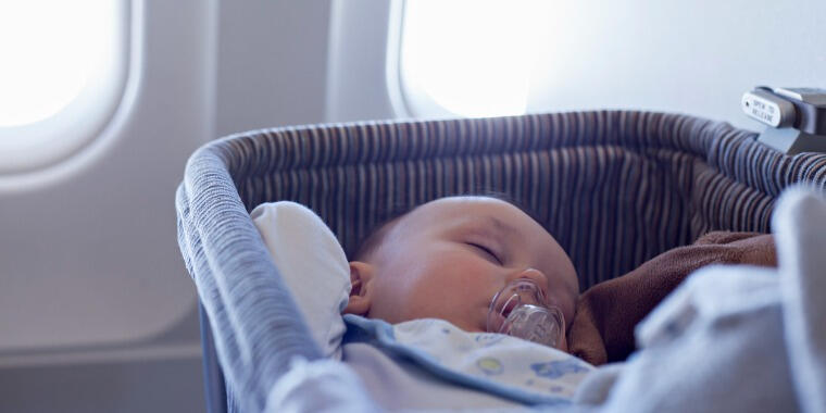 Bebekle Uçak Yolculuğu Yaparken Dikkat Edilmesi Gerekenler