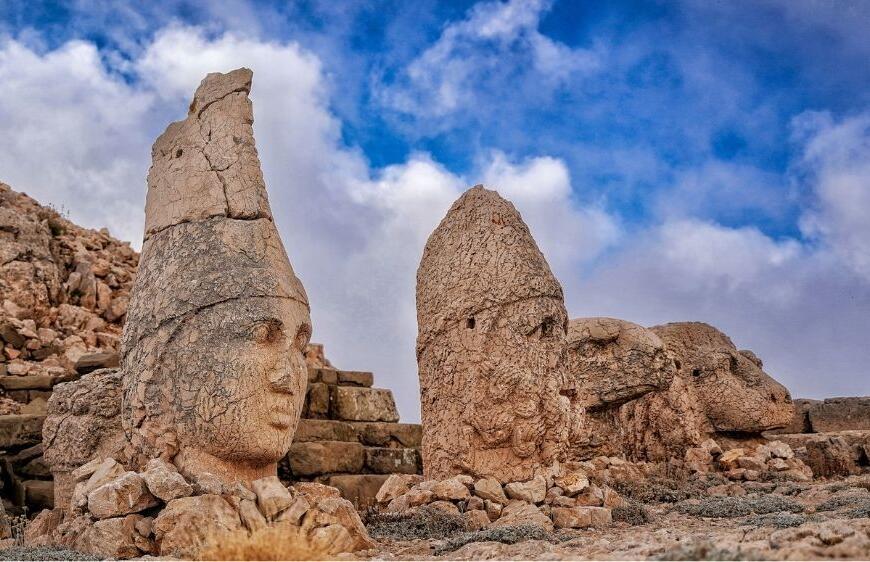 Anadolu’nun Zirvesinde Tarihi Bir Yolculuk: Nemrut Dağı Gezi Rehberi