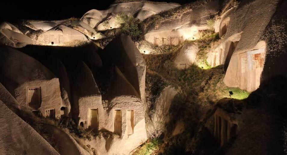 Peri Bacalarını bir de gece gezin: Kapadokya Güvecinlik Vadisi ışıklandırıldı! 